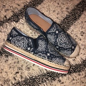 Tommy Hilfiger cute “ platform” shoe